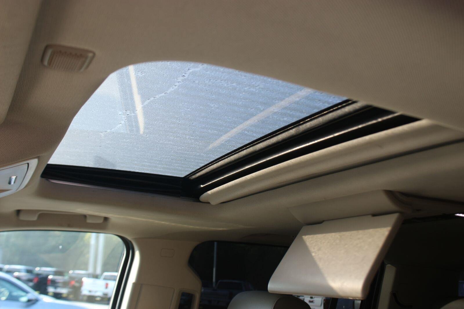 Used 2016 IRIDESCENT PEARL TRICOAT Chevrolet LTZ image 35