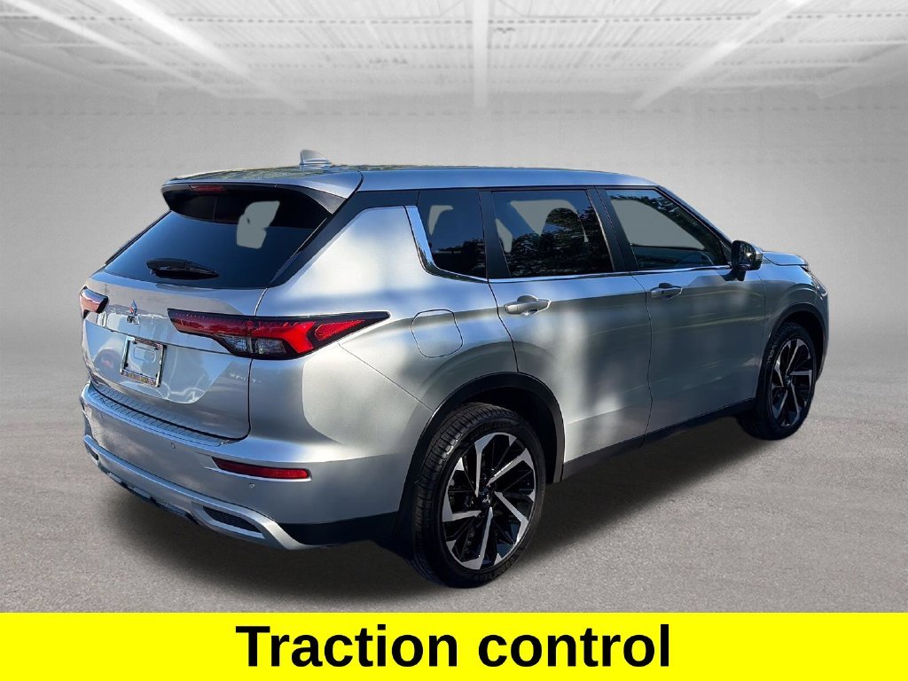 Used 2022 Silver Mitsubishi SE image 5