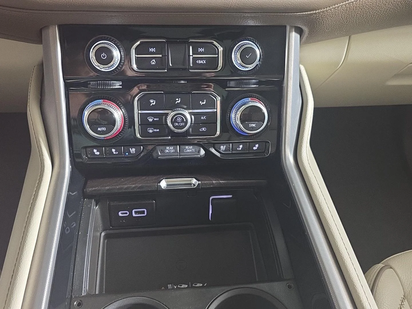 Used 2024 White Frost Tricoat GMC Denali image 23