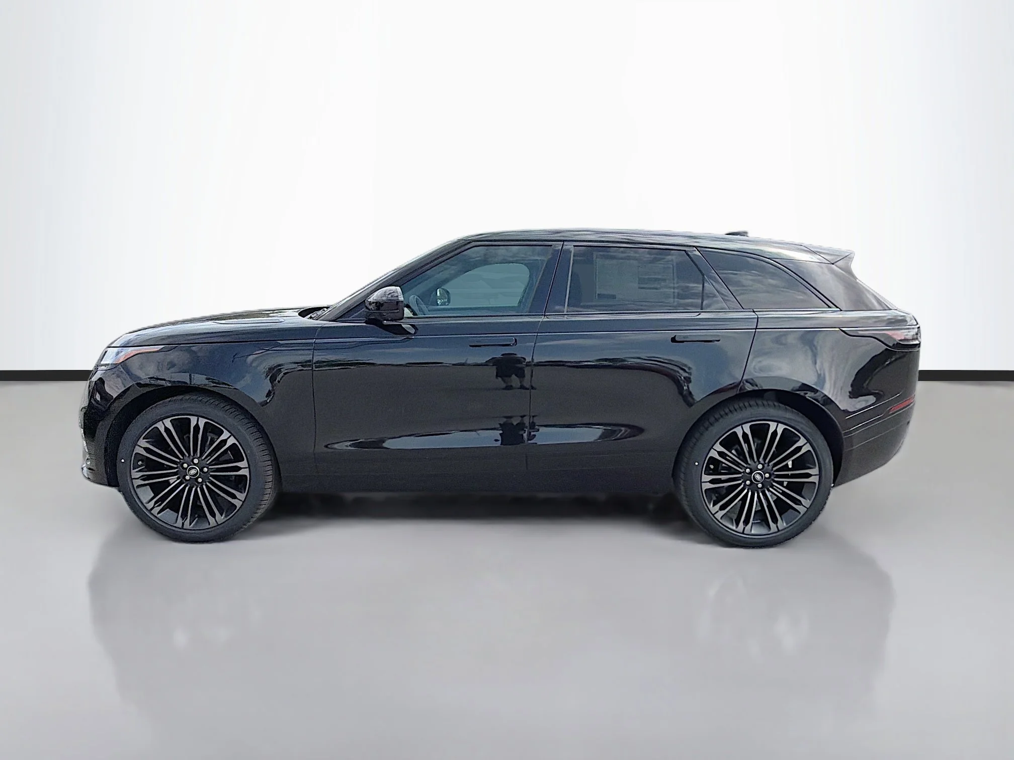 New 2026 Santorini Black Land Rover Dynamic SE image 2