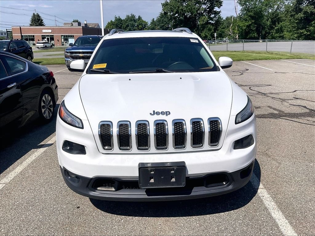 Used 2016 White Jeep Latitude image 4