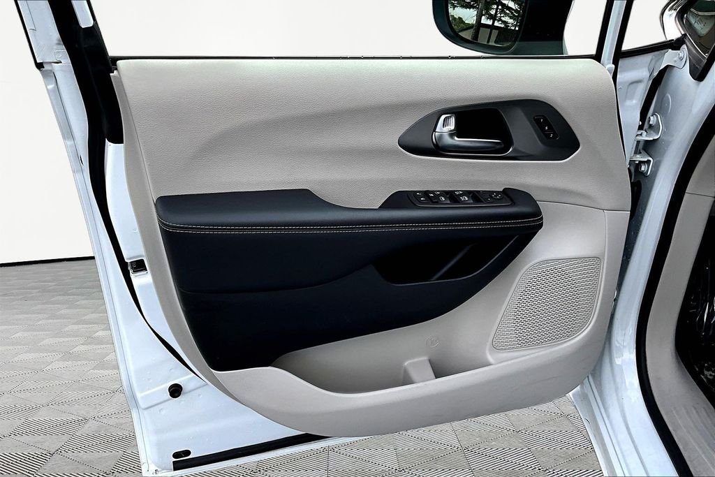 Used 2023 White Chrysler Touring L image 19