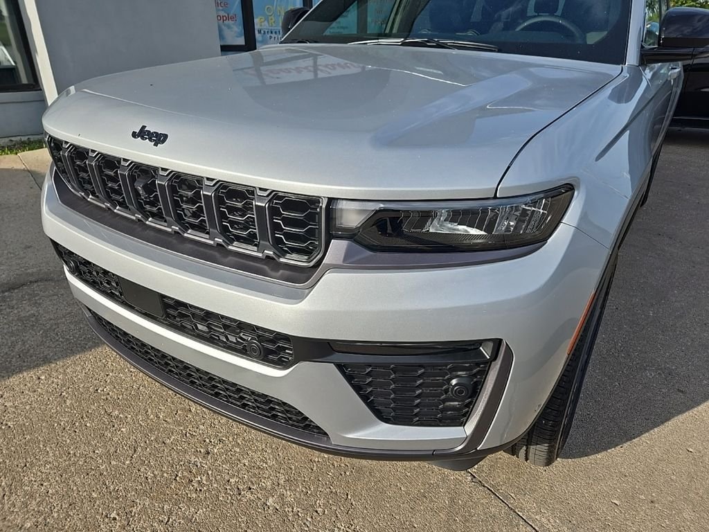 New 2026 Silver Zynith Exterior Paint Jeep  image 18