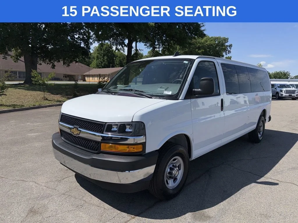 Used 2025 Summit White Chevrolet 1LT image 1