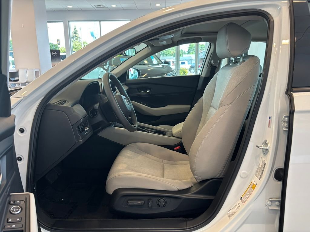 Used 2023 White Honda EX image 13
