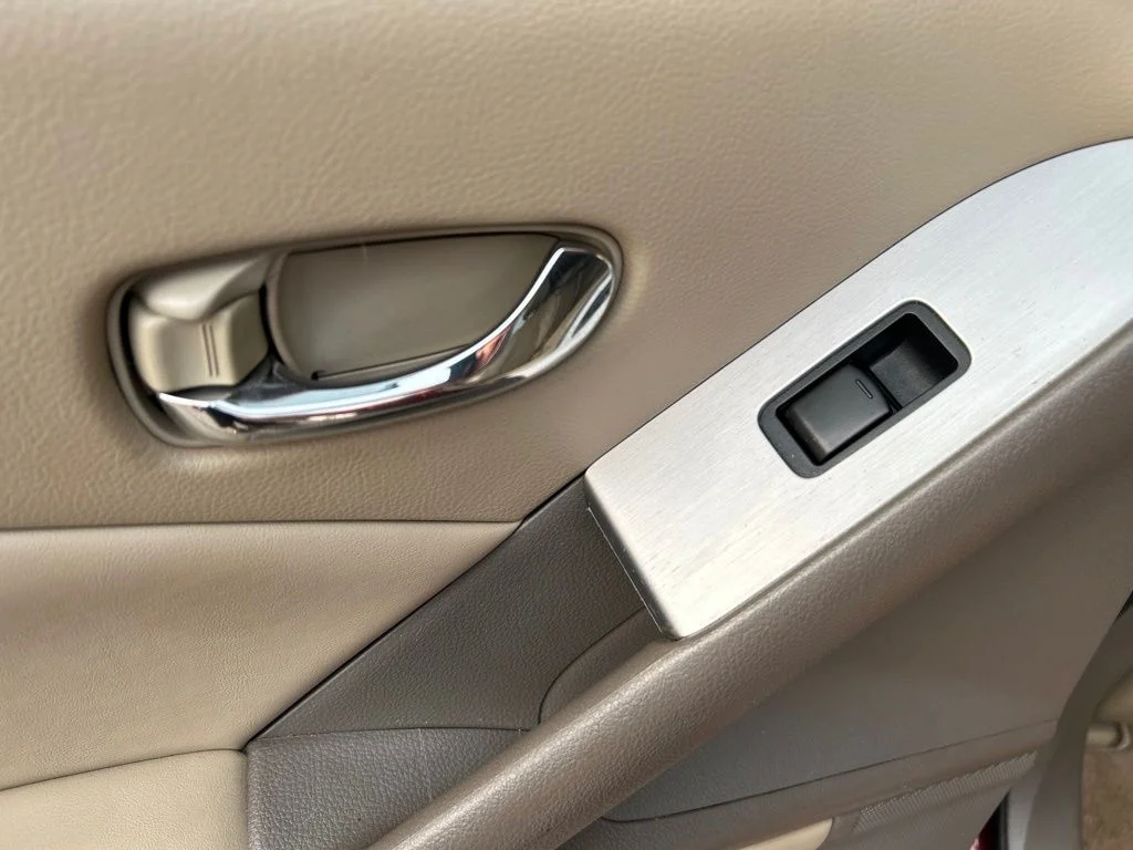 Used 2011 Red Nissan SL image 25