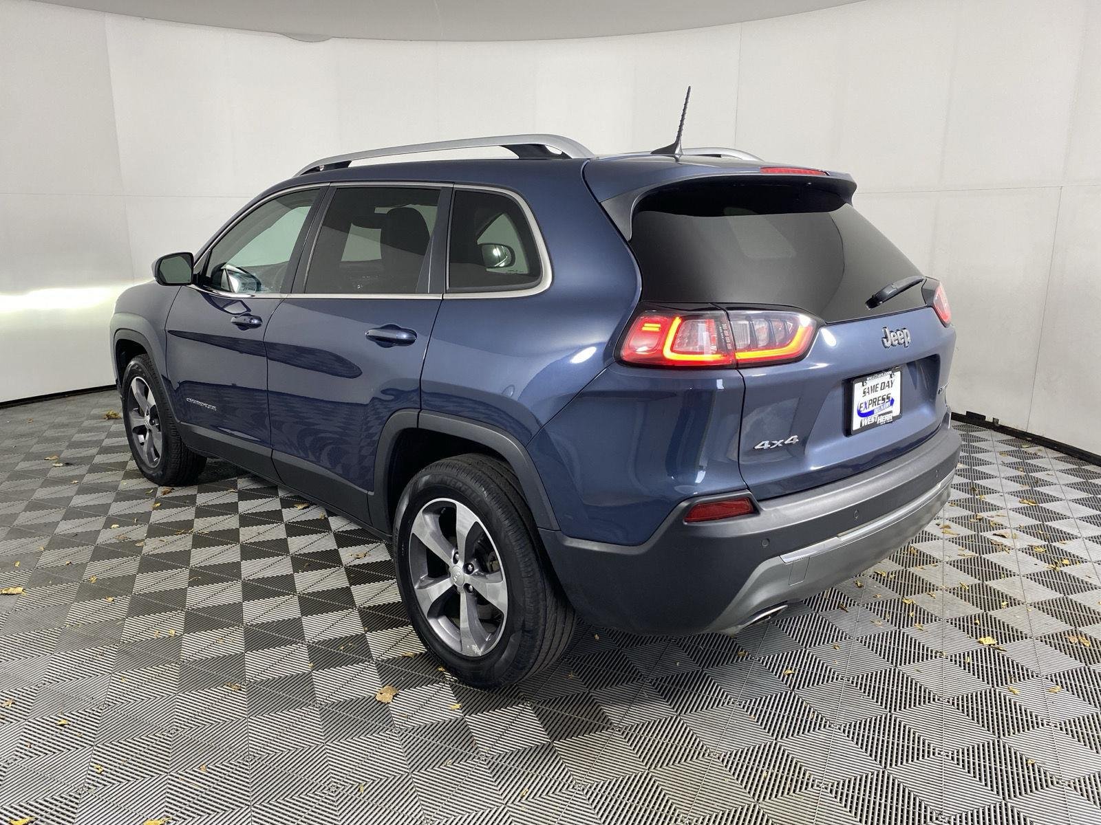 Used 2019 Blue Shade Pearlcoat Jeep Limited image 5