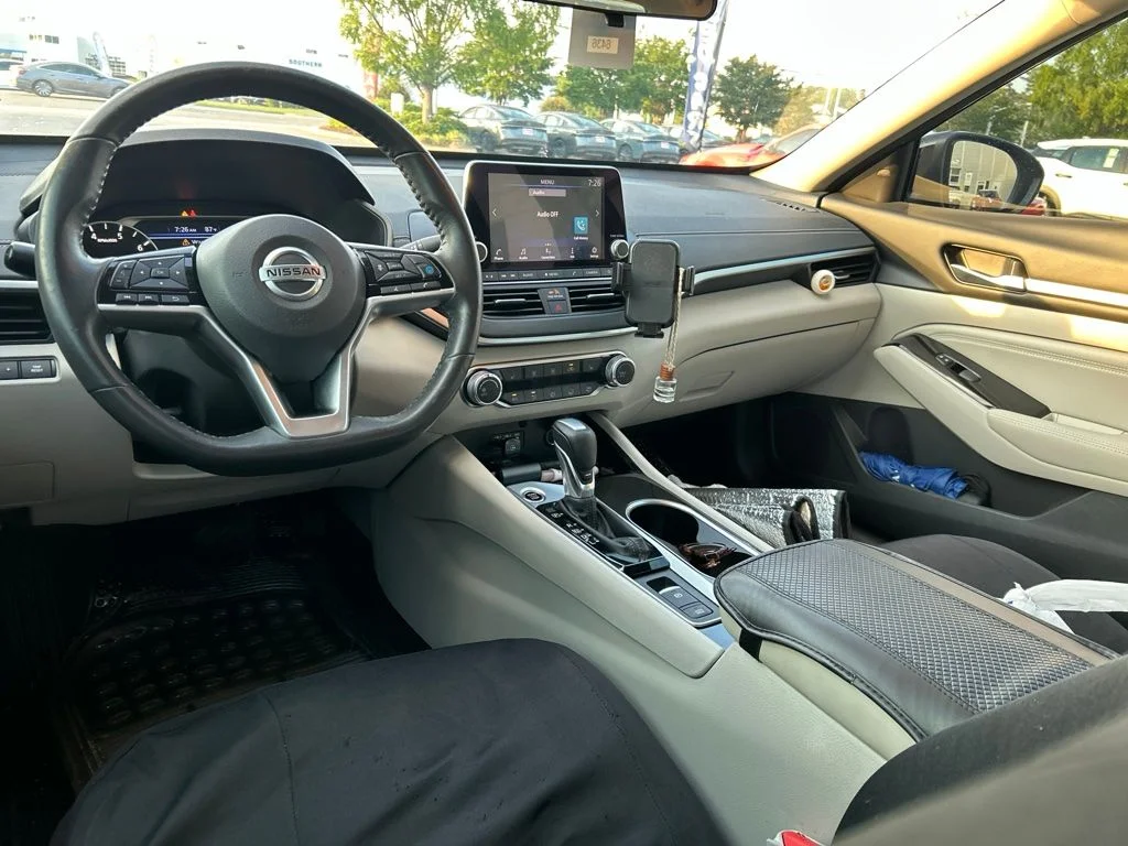 Used 2022 Black Nissan 2.5 SV image 14