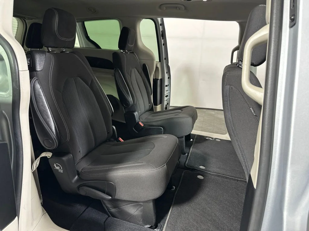 Used 2023 Silver Mist Clearcoat Chrysler LX image 22
