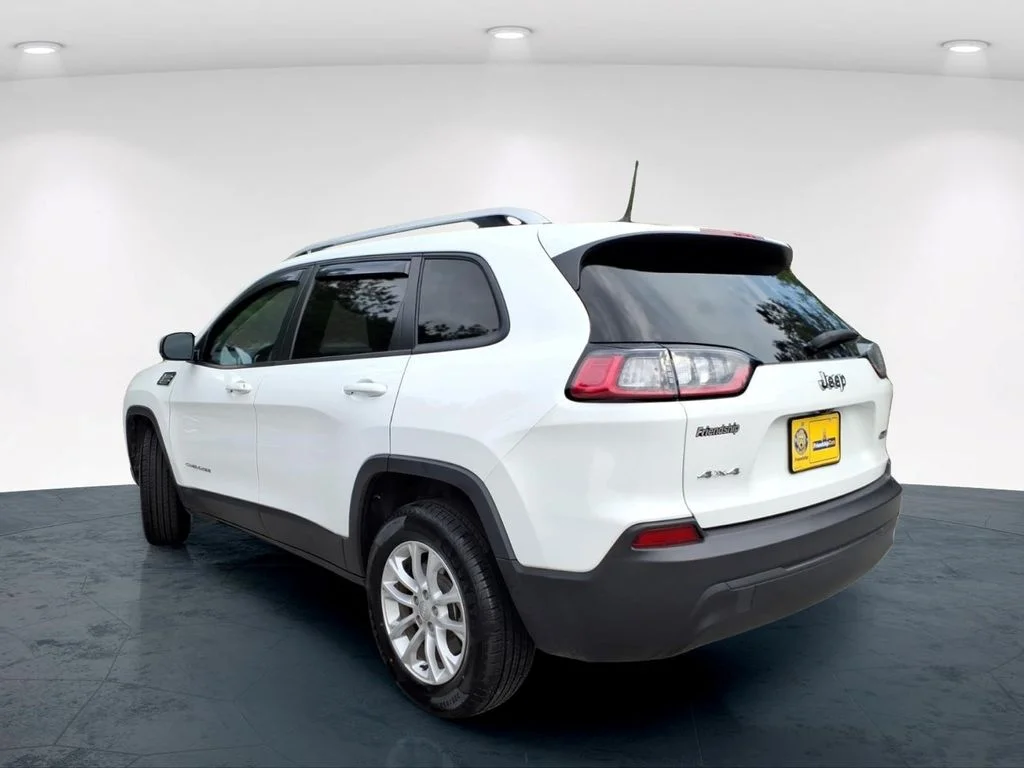 Used 2021 White Jeep Latitude image 12