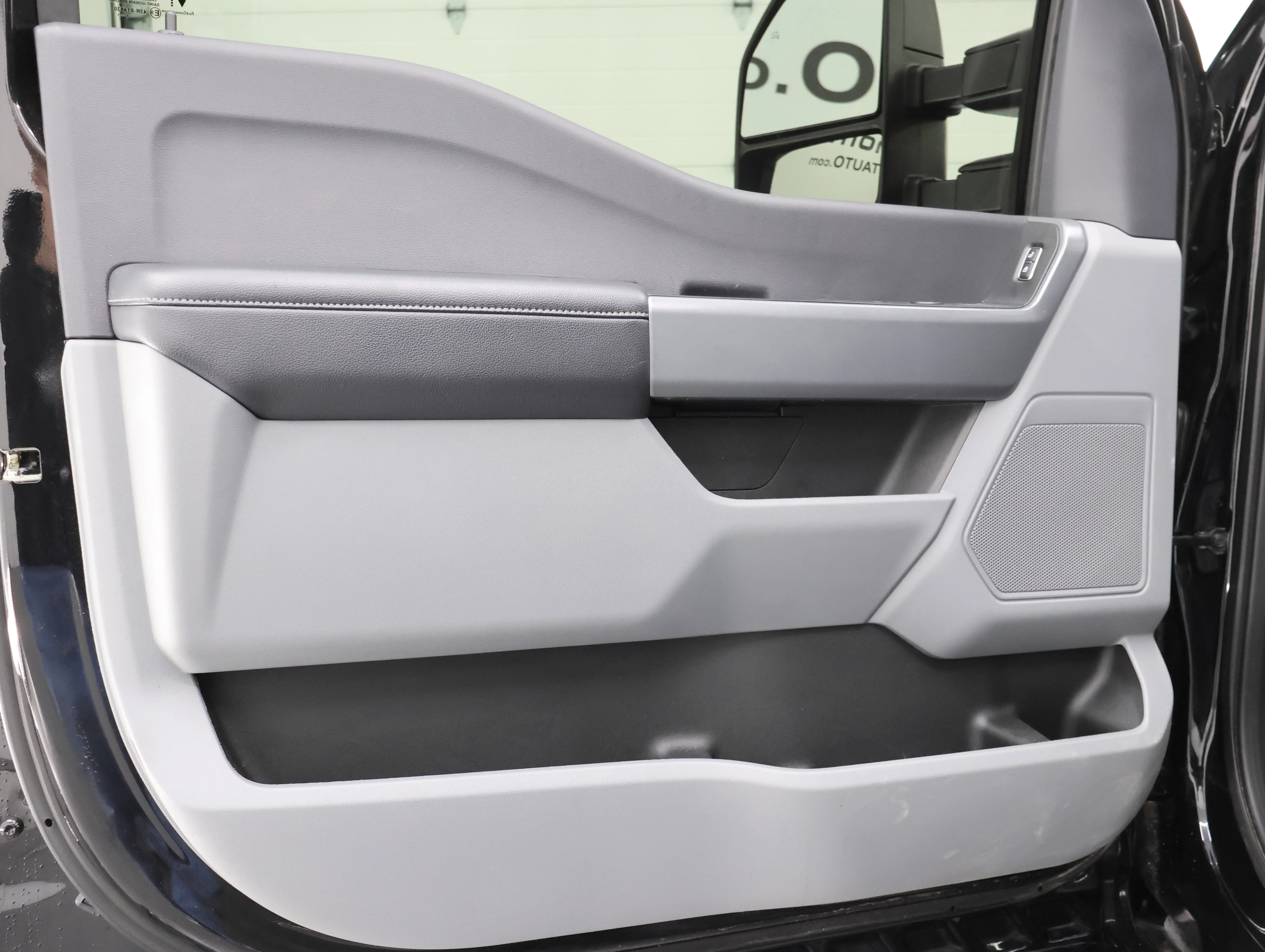 Used 2024 Agate Black Metallic Ford XLT image 36