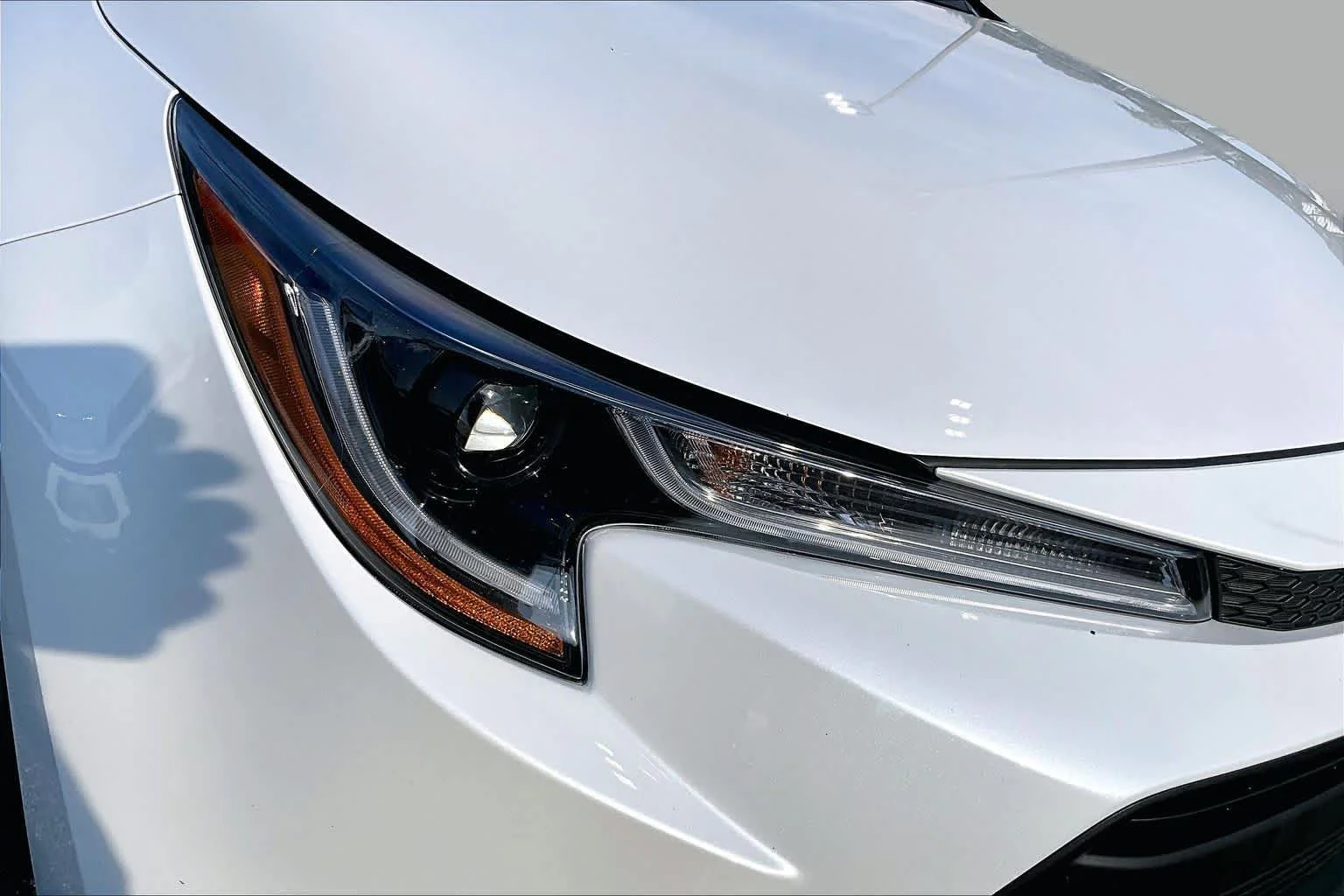 Used 2025 Wind Chill Pearl Toyota LE image 28