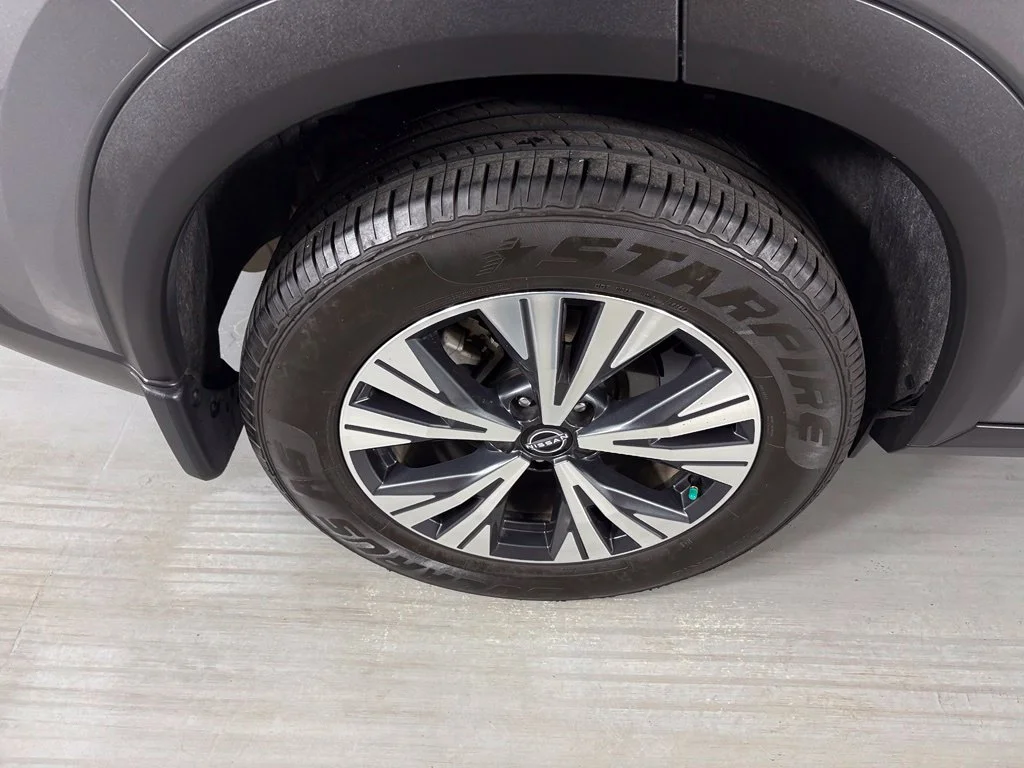 Used 2022 Gray Nissan SV image 11
