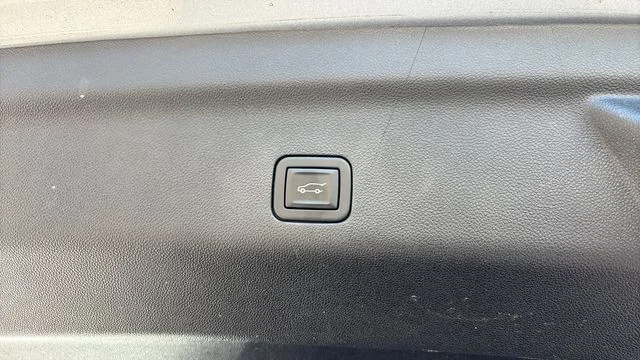 Used 2023 Silver GMC Denali image 36
