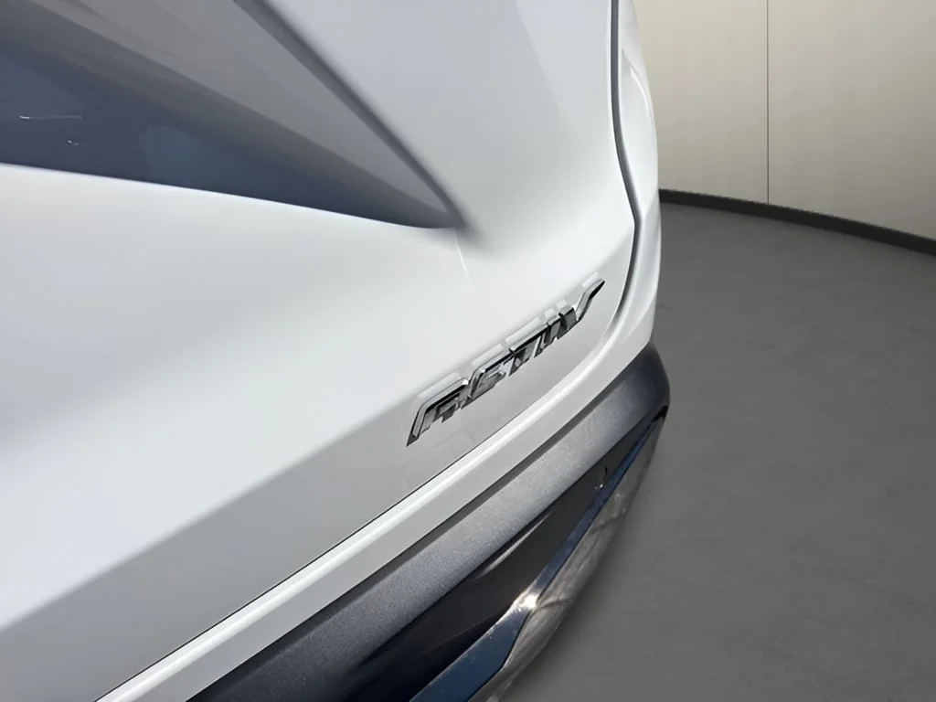 New 2026 Summit White Chevrolet ACTIV image 28