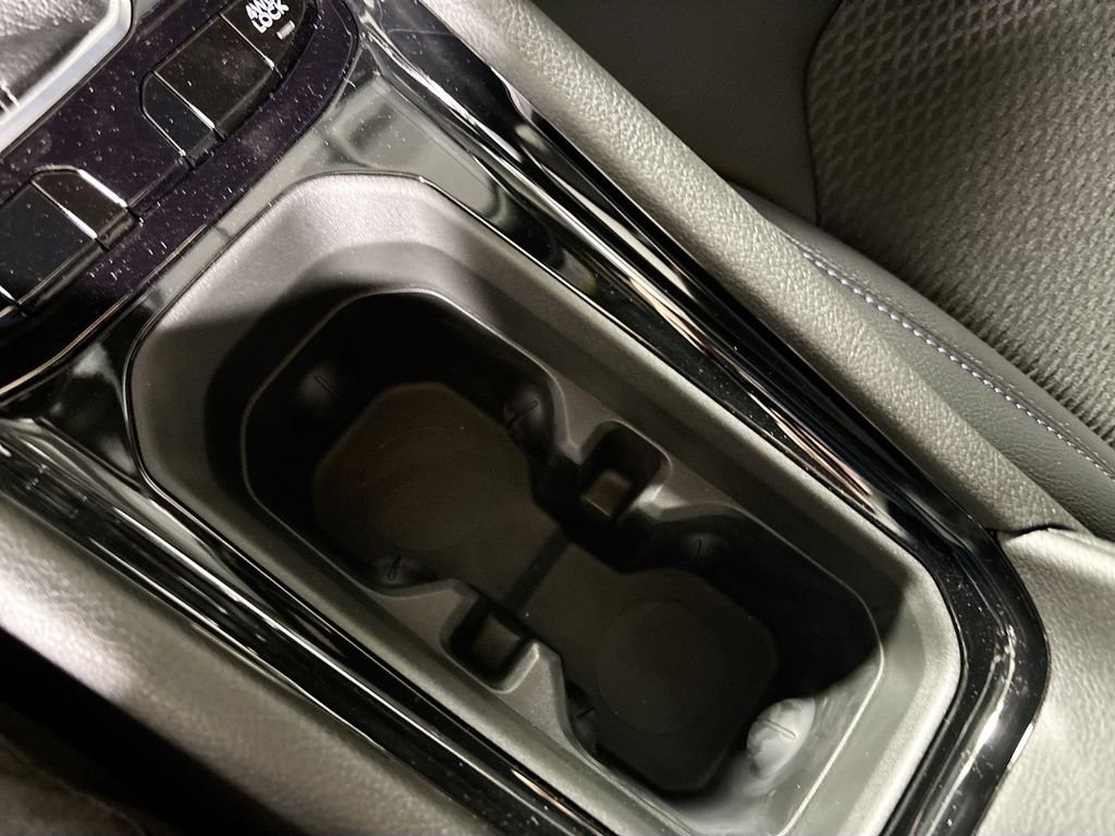 New 2026 Diamond Black Crystal Pearlcoat Jeep Latitude image 15