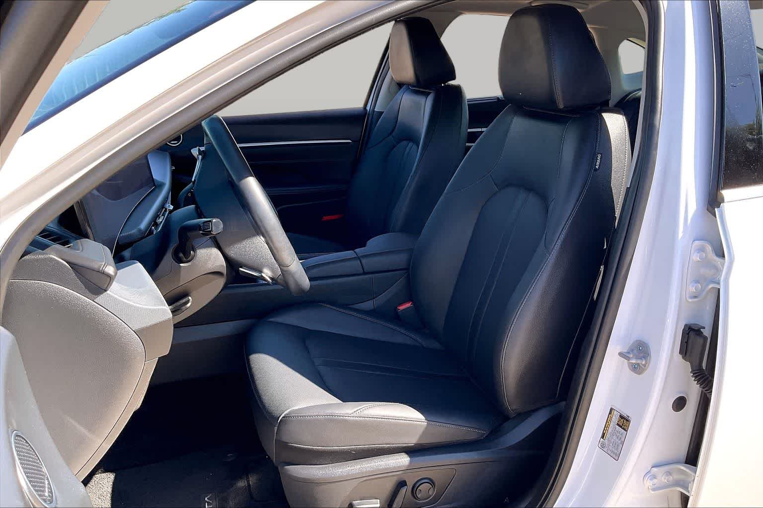 Used 2025 Serenity White Hyundai Limited image 8