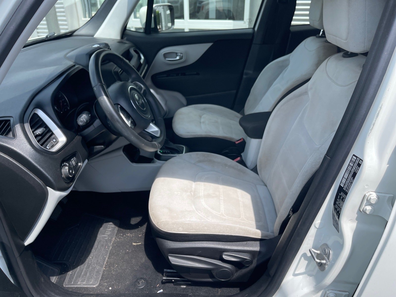 Used 2018 Alpine White Jeep Latitude image 10