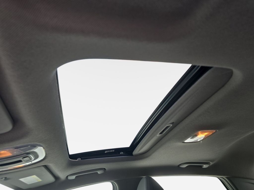 Used 2025 White Hyundai SEL Convenience image 24