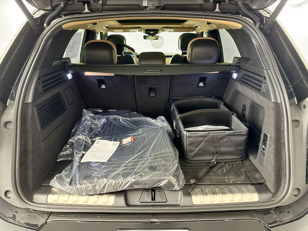 New 2026 Santorini Black Land Rover Dynamic SE image 28