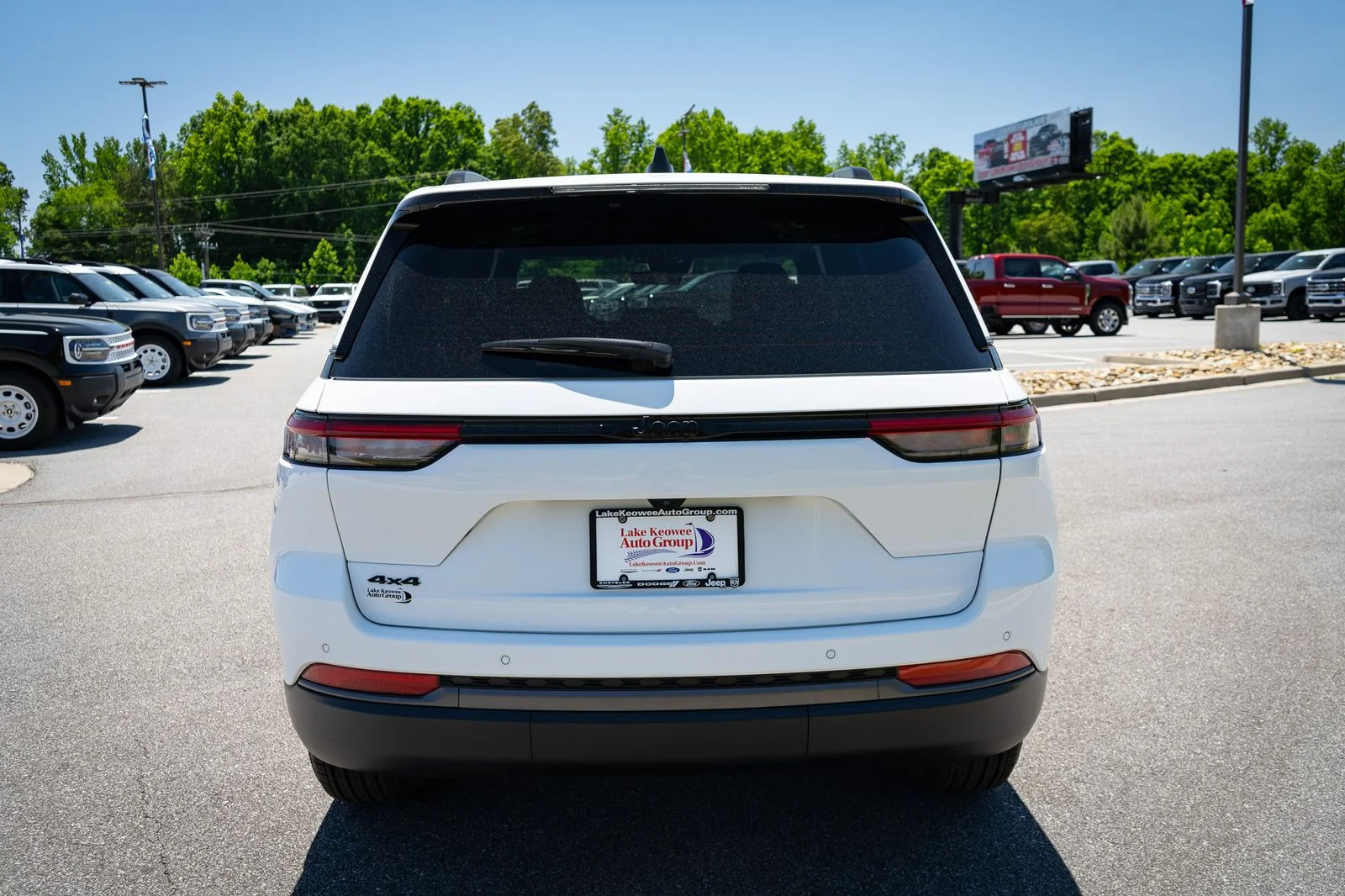 New 2026 Bright White Clear-Coat Exterior Paint Jeep Altitude image 8