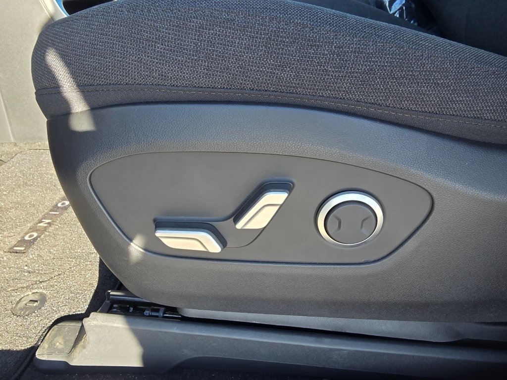 New 2026 Snow White Pearl Hyundai SE image 18