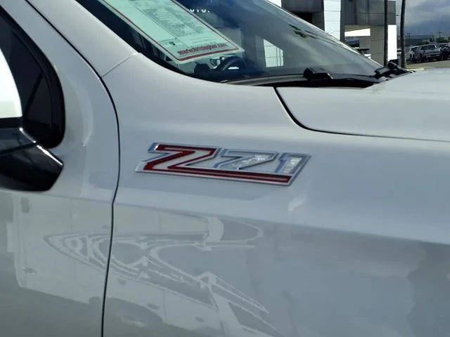 Used 2025 Iridescent Pearl Tricoat Chevrolet Z71 image 4