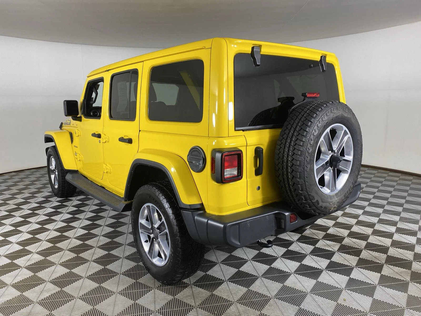 Used 2019 Hellayella Jeep Sahara image 8