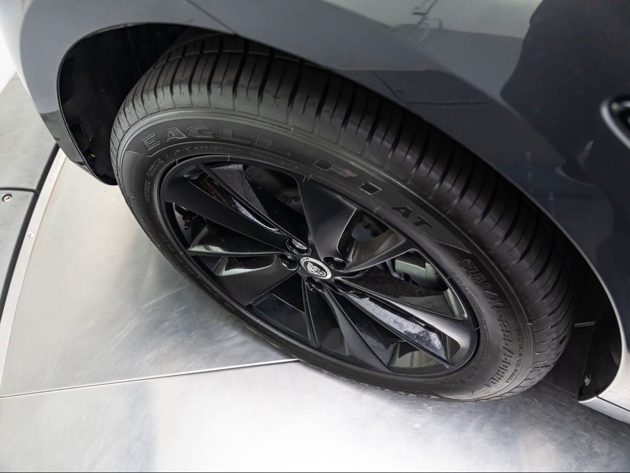 2025 Jaguar F-PACE R-Dynamic S - Photo 13