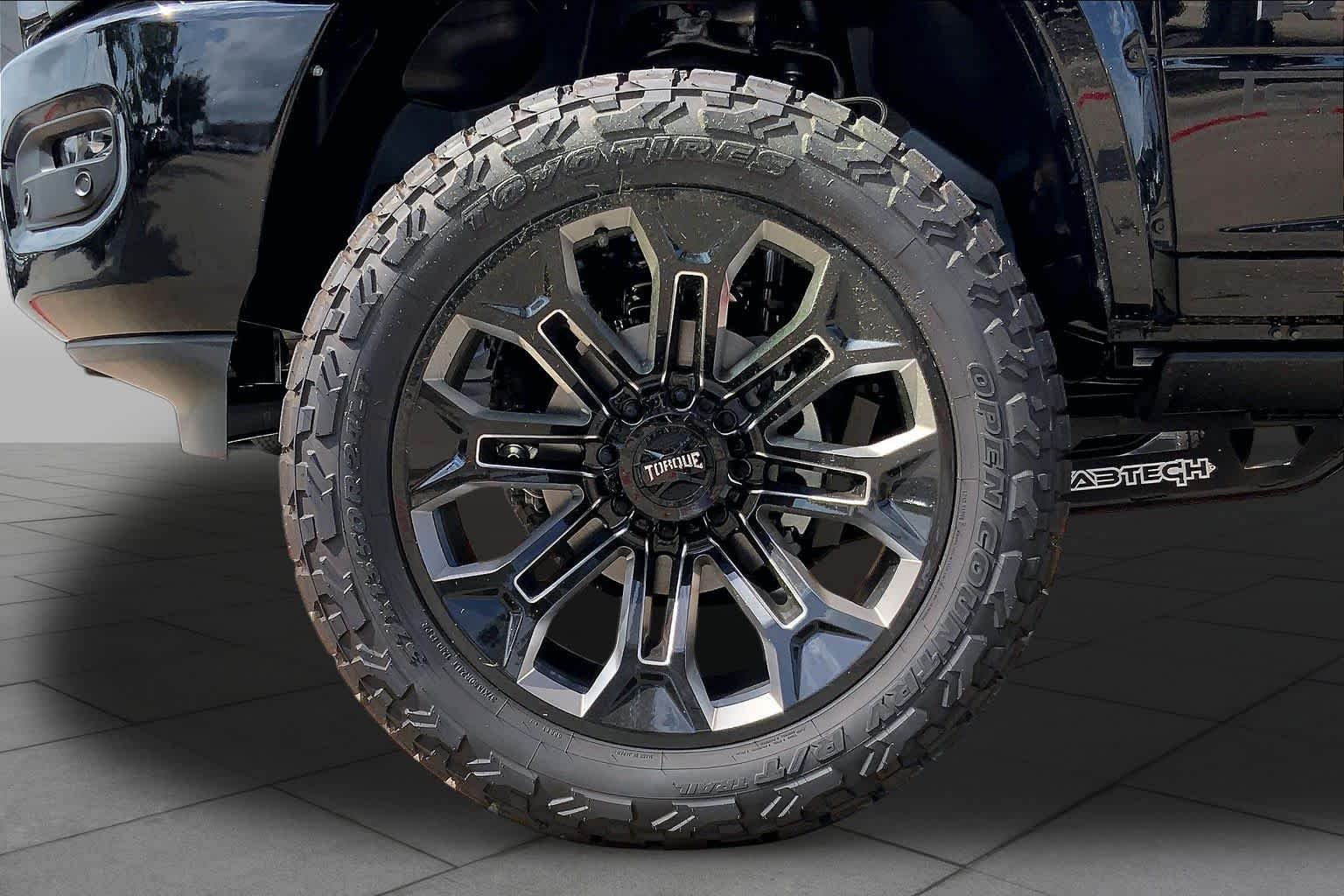 New 2026 Diamond Black Crystal Pearl-Coat Exterior Paint RAM Big Horn image 9
