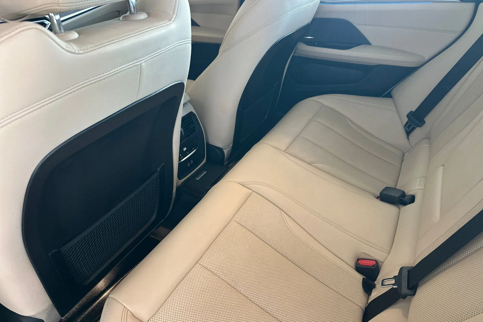 Used 2023 White Metallic BMW eDrive35 image 9