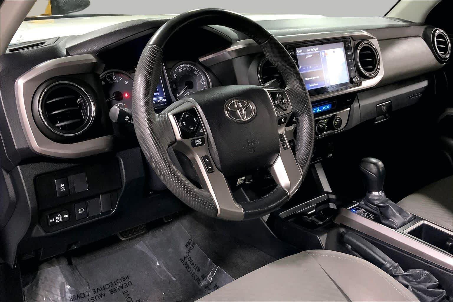 Used 2022 White Toyota SR5 image 18