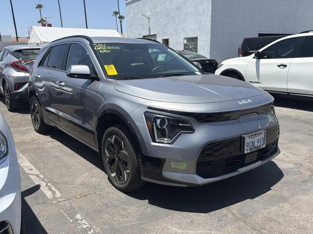 Used 2023 STEEL GRAY Kia Wind image 2