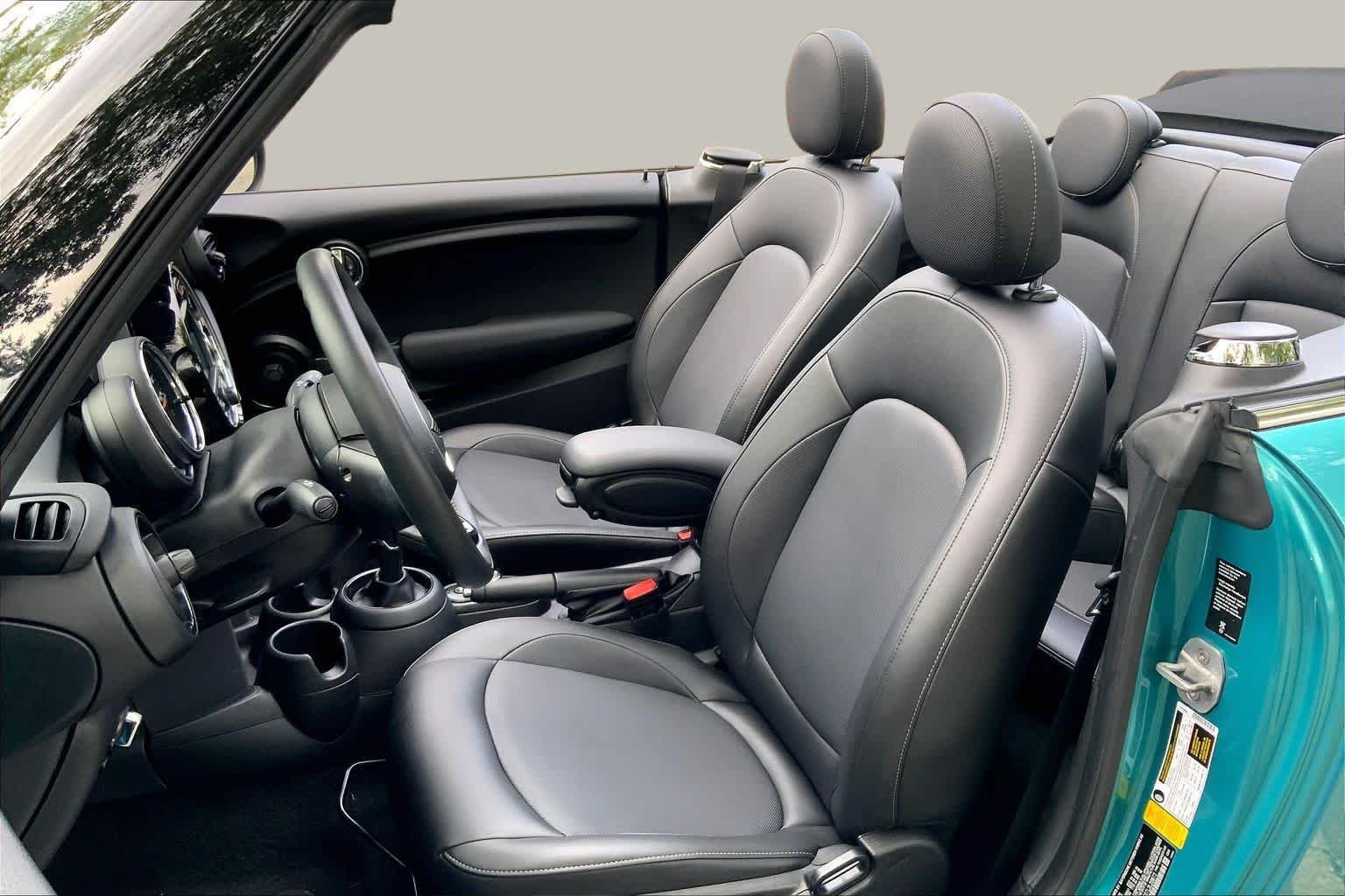Used 2020 Caribbean Aqua Metallic MINI Cooper image 8