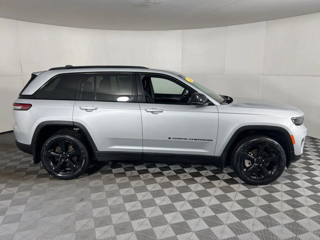 Used 2025 Silver Zynith Jeep Limited image 10