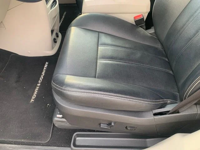 Used 2016 Crystal Metallic Chrysler Touring image 15