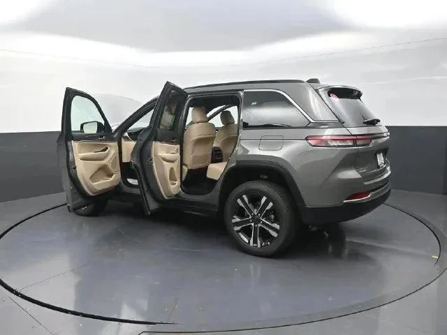 New 2027 Sting-Gray Clear-Coat Paint Jeep Limited image 32