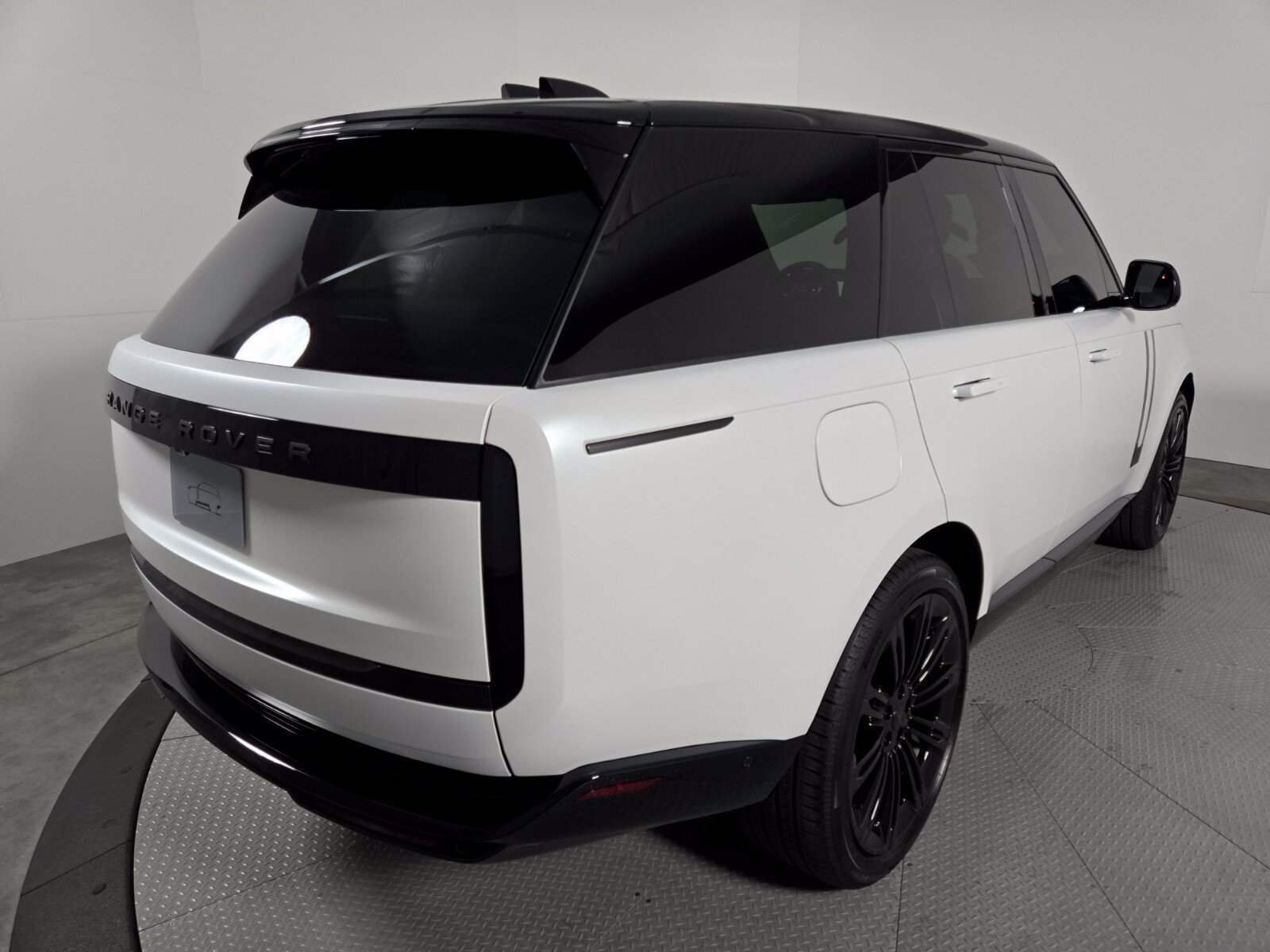 New 2026 Icy White Satin Land Rover SE image 2