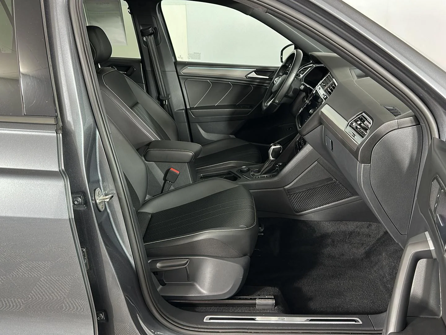 Used 2024 Platinum Gray Metallic Volkswagen SE R-Line Black image 30