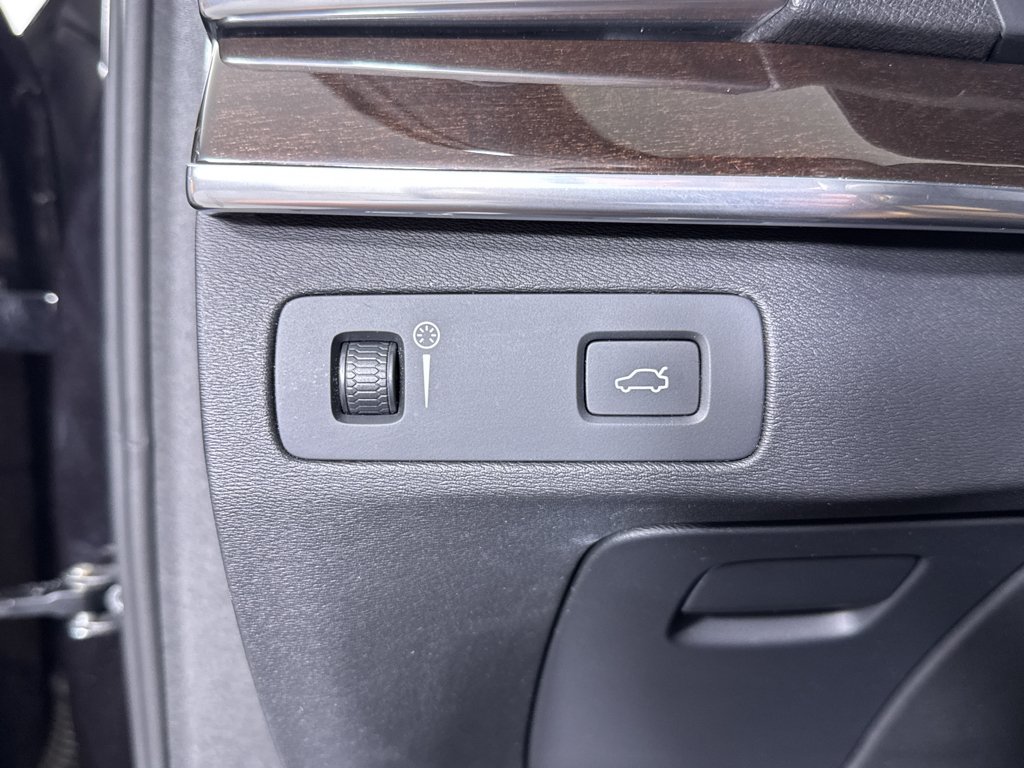Used 2019 Onyx Black Metallic Volvo Momentum image 27