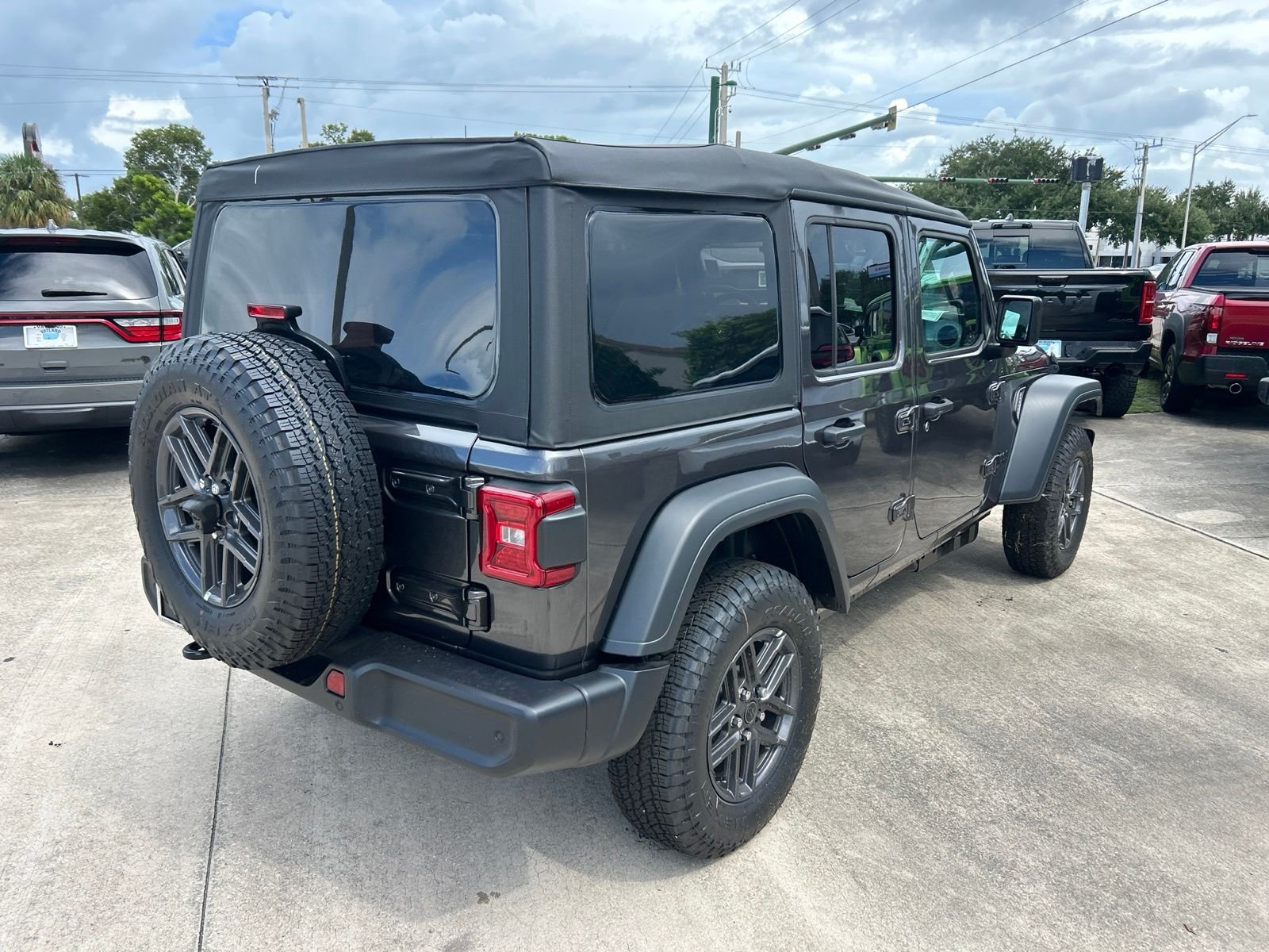 New 2027 Granite Crystal Metallic Clearcoat Jeep Sport S image 5