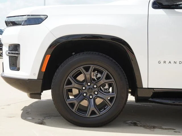 New 2026 Bright White Clear-Coat Exterior Paint Jeep Limited Altitude image 5