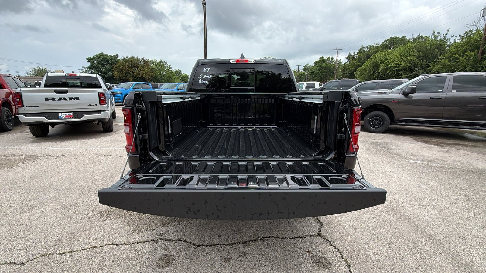 New 2026 Diamond Black Crystal Pearl-Coat Exterior Paint RAM Laramie image 24