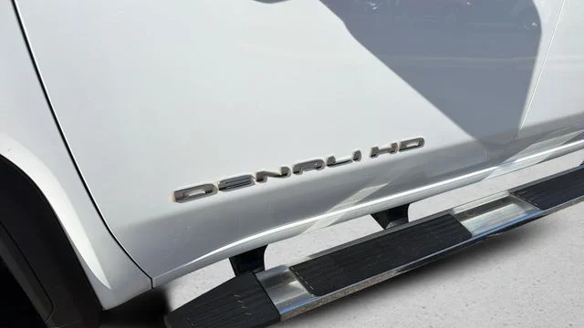 Used 2022 White GMC Denali image 47