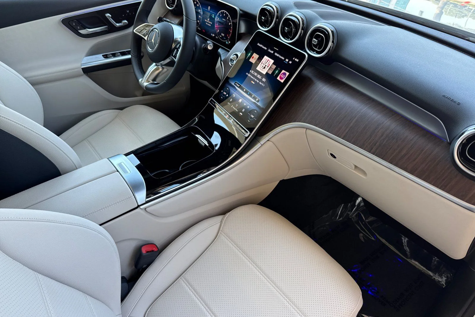 New 2027 Polar White Mercedes-Benz GLC 300 image 13