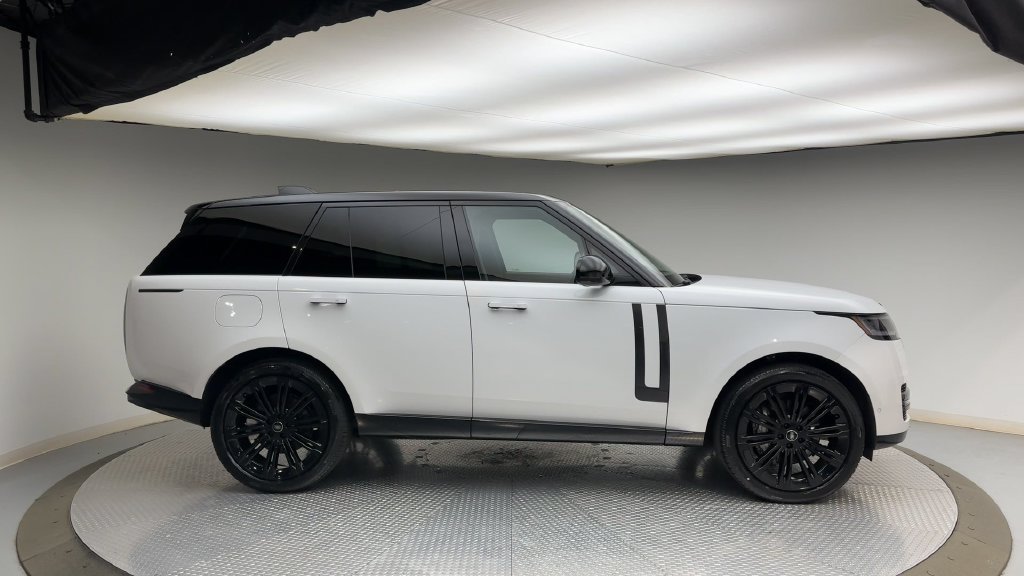 Used 2025  Land Rover SE image 9