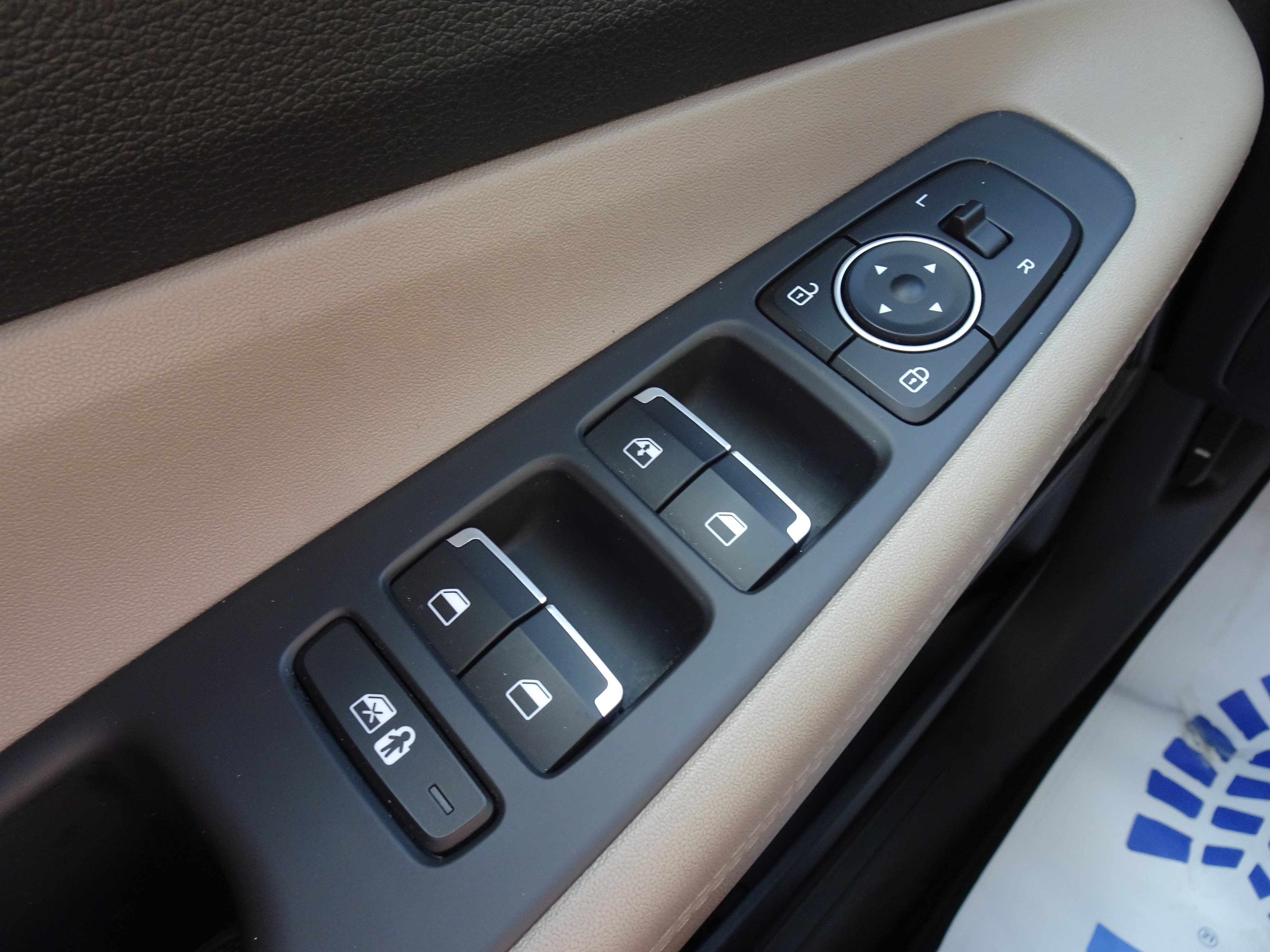 Used 2023 Serenity White Pearl Hyundai SE image 24