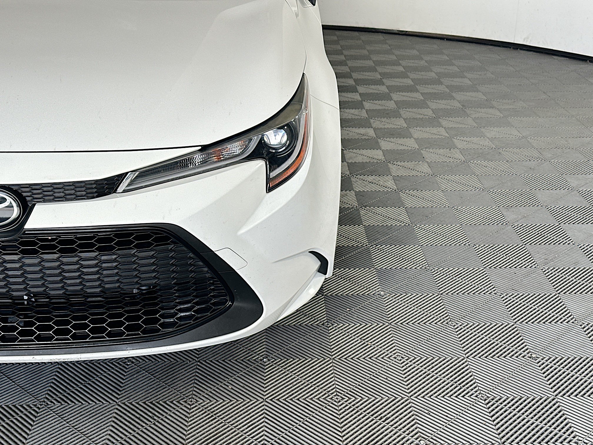 Used 2022 White Toyota LE image 9