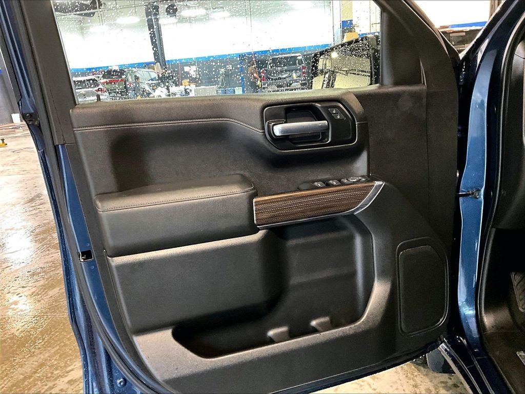 Used 2019 Blue Chevrolet RST image 9