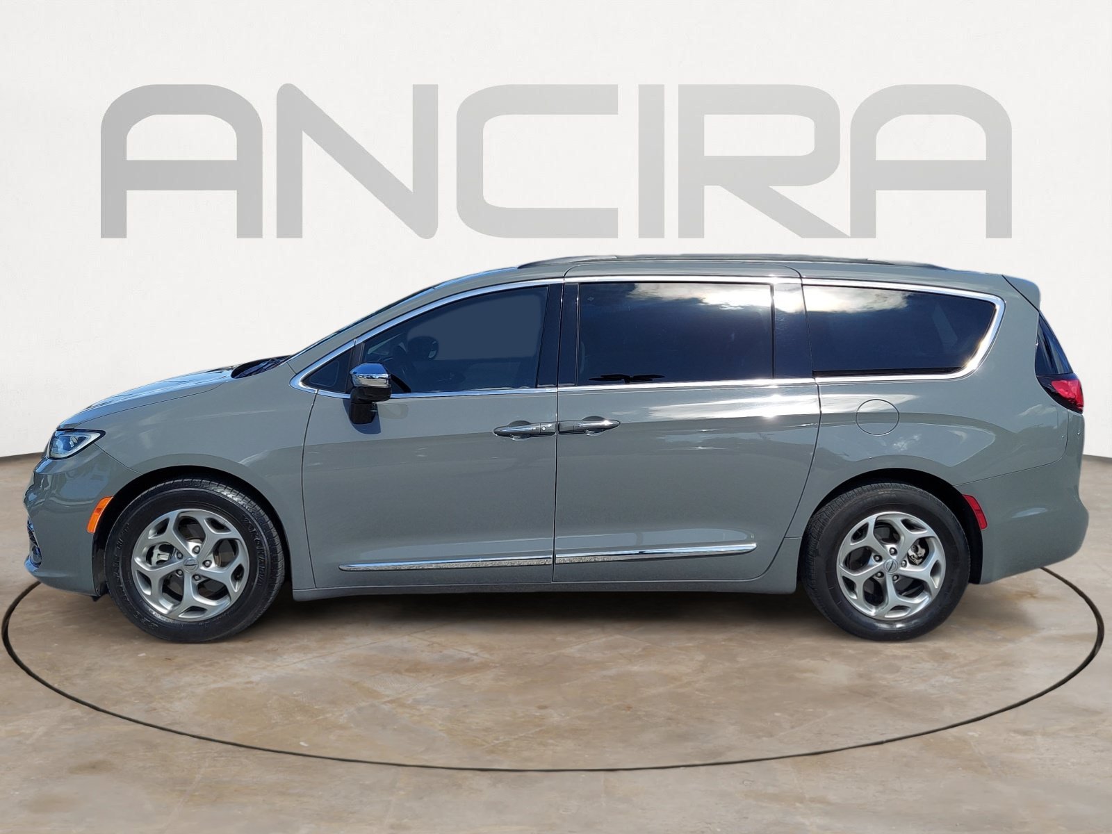 Used 2023 Ceramic Gray Clearcoat Chrysler Limited image 7